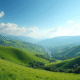 Paysage panoramique de collines vertes sous un ciel bleu avec nuages