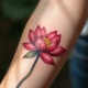 Tatouage lotus frais sur avant bras en gros plan